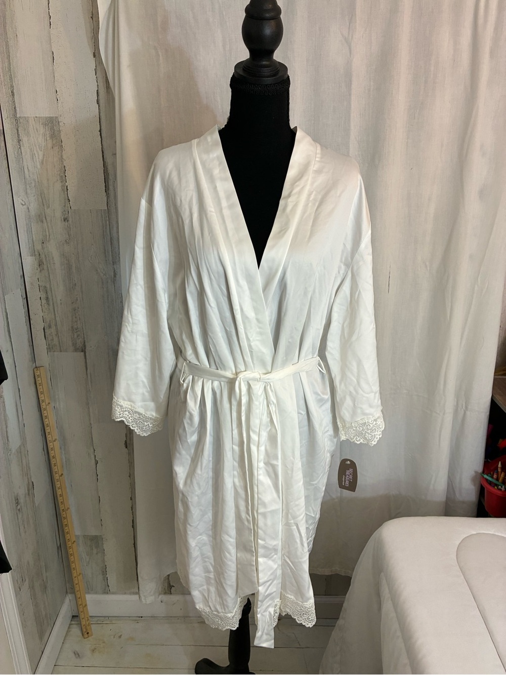 Secret Treasures White Lace-Trim Satin Bride robe Women’s Sz L 12/14